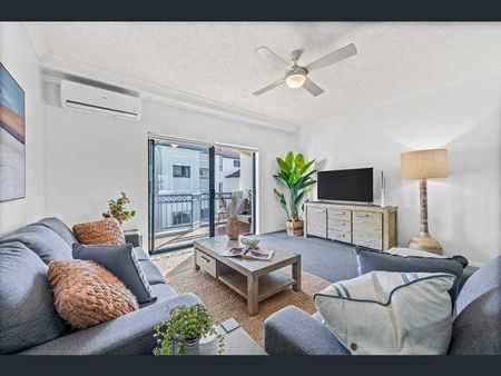 BEACHSIDE FURNISHED TOWNHOUSE APARTMENT - Photo 2