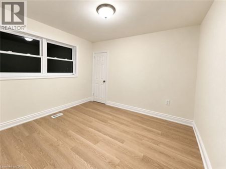9 GRENADIER Drive, Hamilton, Ontario, L8T4C7 - Photo 4