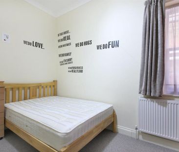 3 bedroom flat to rent - Photo 4