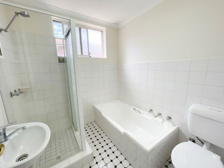 Spacious and Modern - Photo 5