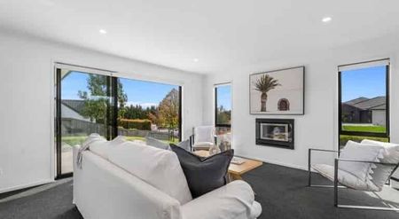 Sunny 4-Bedroom Ex Showhome - Photo 5