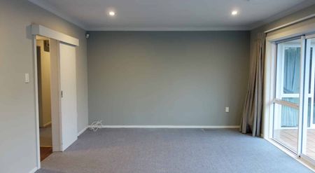 Great Location 3-Bed House with Double Garage - Photo 4