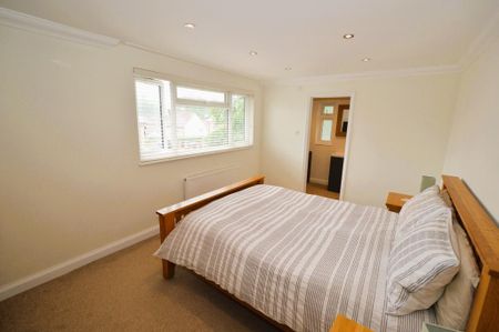 4 bedroom detached house to rent - Photo 4