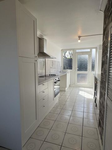 3 bedroom terraced house to rent - Photo 4