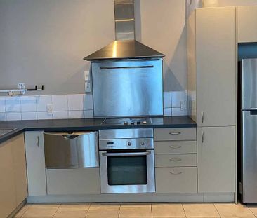 Beautiful 3 Bedrooms Apartment in Mount Vic - Photo 2