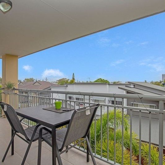 Bright & Spacious Top-Floor Apartment with Stunning Views â Prime Location! - Photo 1