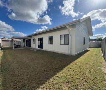 Beautiful Fully Furnished 4 Bedroom 2 Bathroom Home - Photo 3