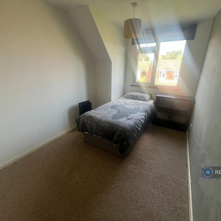 1 bedroom in a house share to rent - Photo 2