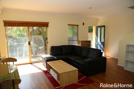 Fully Furnished Townhouse - Perfect for University - Photo 5