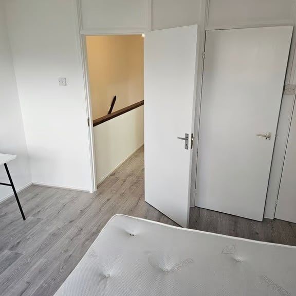 Room in a Shared Flat, Greyhound Road, W6 - Photo 1