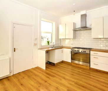 3 bedroom end of terrace house to rent - Photo 2
