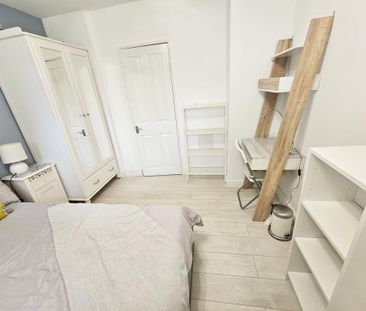 1 bedroom in a flat share to rent - Photo 2