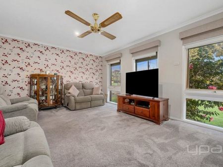 Spacious Home, Prime Location! - Photo 2
