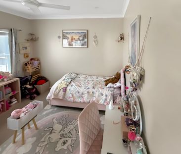 STYLISH RENOVATED 3 BEDROOM FAMILY HOME - Photo 4