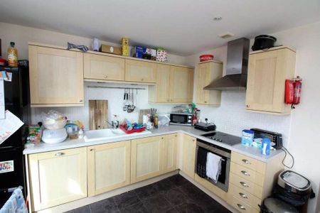 2 bedroom flat to rent - Photo 2