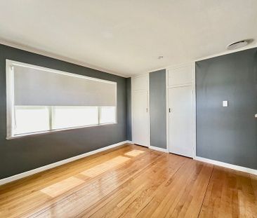 Beautiful 3 Bedroom House in Kelston - Photo 3