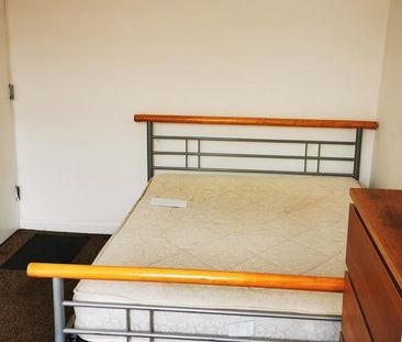1 bedroom in a flat share to rent - Photo 5