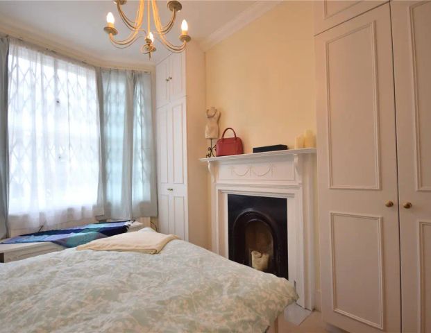 2 bedroom flat in London - Photo 1