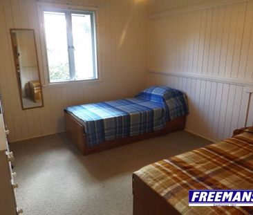 4 Bedroom, 2 Bathroom Home on 1,399 m² Block - Photo 6