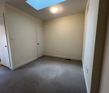 For Lease - 590 North Service Road Unit# 122, Hamilton, Ontario - Photo 1
