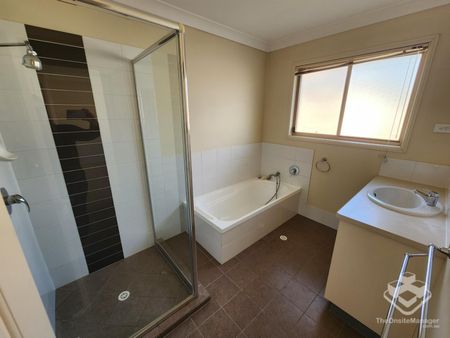 Double Garage, Pool & Air-con - Photo 4