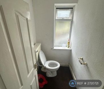 1 bedroom in a flat share to rent - Photo 2