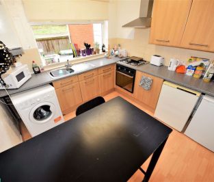 3 bedroom House in St Johns Close, Leeds - Photo 3