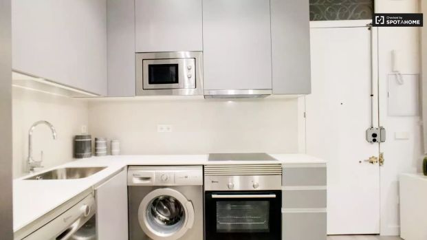 Stylish 1-bedroom apartment with AC for rent in Lavapiés - Photo 1