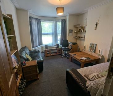 4 Bed Semi-Detached House, Palmer Park Avenue, RG6 - Photo 2