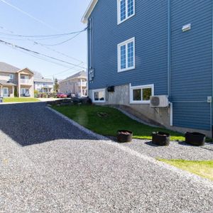Sunny 3 1/2 Basement Apartment - Photo 2