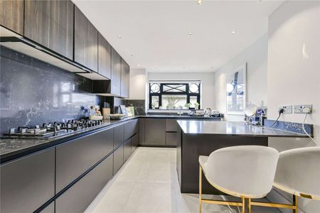 A newly refurbished luxury apartment set within an impressive mansion block. - Photo 4