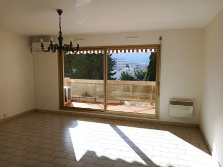 Location Appartement 4 pièces 93m² MARSEILLE 8ème - Photo 2