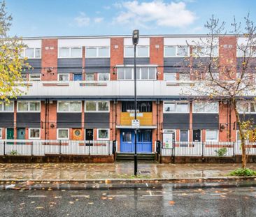 Guide Price £2,200 pcm - Available 15/11/2025 - Unfurnished - Photo 2