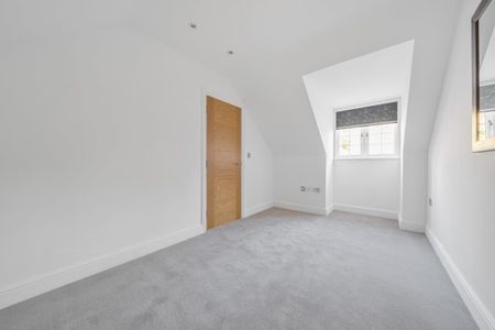 4 bedroom semi-detached house to rent - Photo 4