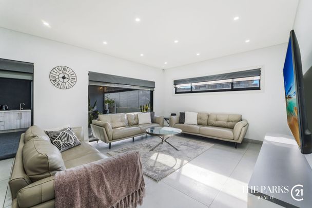 Stunning Modern Luxury Home ! - Photo 1