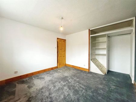 Freesia Drive, Bisley, Woking, Surrey, GU24 9HA - Photo 2