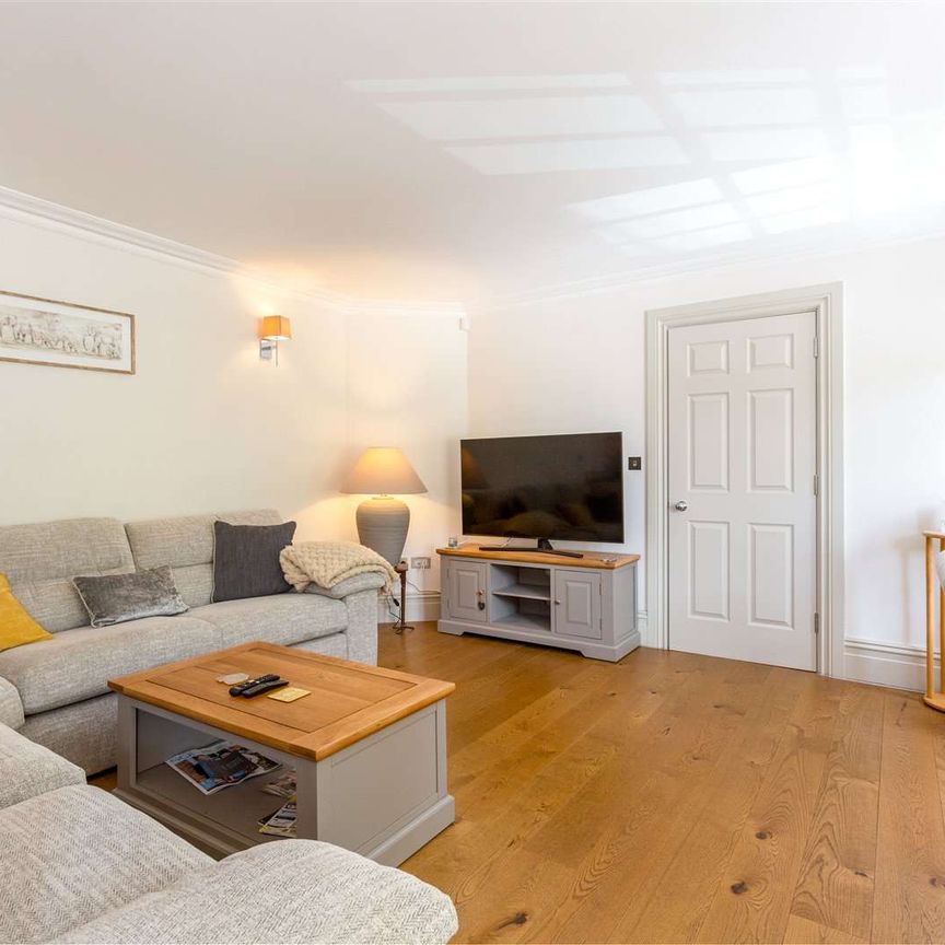 Contemporary two bedroom apartment close to The Pantiles and mainline station. - Photo 1