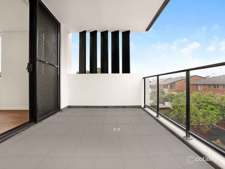 Modern Two-Bedroom Apartment with Stunning District Views - Photo 4