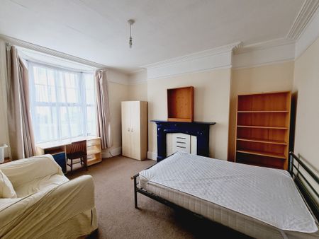 6 Bed Student Accommodation - Photo 3