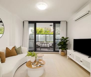 Modern villa-style apartment with lush garden views - Photo 3