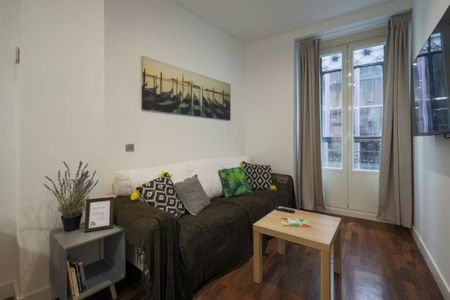 Calle del Caballero de Gracia, Madrid, Community of Madrid 28013 - Photo 2