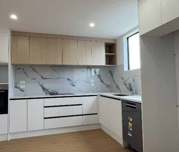 Stunning Four Bedroon Townhouse - Photo 2