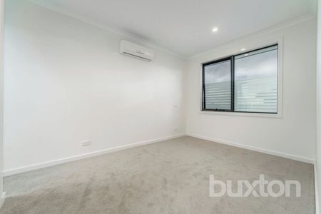 THREE BEDROOM TOWNHOUSE - Photo 5
