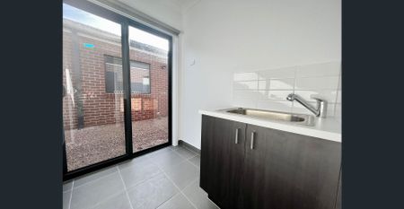 Modern 4 Bedroom House for Rent - Photo 4