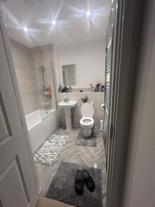 1 bedroom in a house share to rent - Photo 1