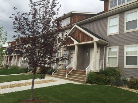 Beautiful Townhouse in Sylvan Lake! 3 Bedrooms - Photo 3