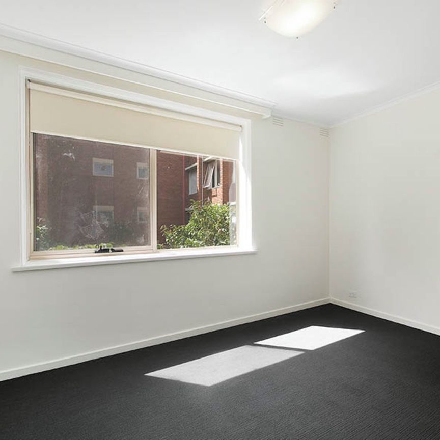 Two Bedroom One Block From Beach! - Photo 1