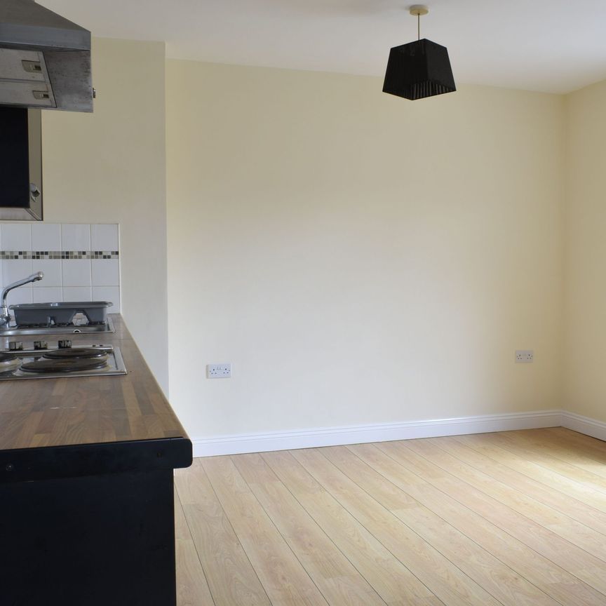 Two Bedroom Flat- Walk to Kings Chase Shopping Centre - Photo 1