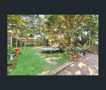 Freestanding Family Home With A Sunny Garden - Photo 3