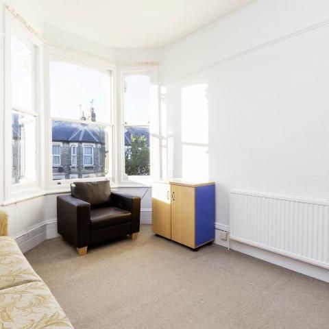 located on the top floor and perfect for 3 sharers and close to a tube station - Photo 1